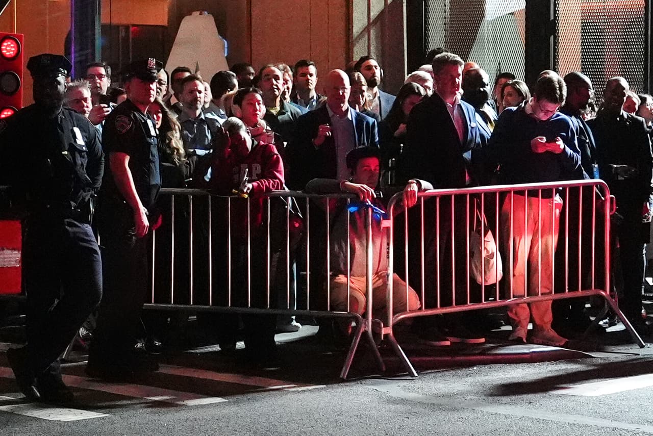 La multitud mirando llegar al presidente Trump al hotel en que se celebró la recepción para los líderes mundiales.