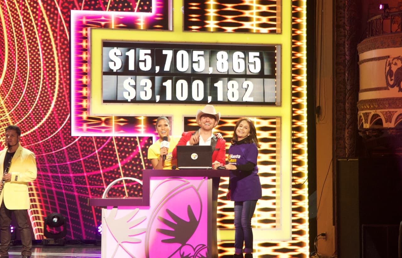 Francisca Lachapel le sacó hasta la cartera a El Dasa y lo invitó a donar después de su presentación en TeletónUSA.
<br>
<br>Para donar ENTRA AQUI:
<a href="https://secure3.convio.net/ftusa/site/Donation2?idb=1005289149&DONATION_LEVEL_ID_SELECTED=1&df_id=1400&1400.donation=form1&idb=0&s_locale=es_US">teletonusa.org/donar</a>