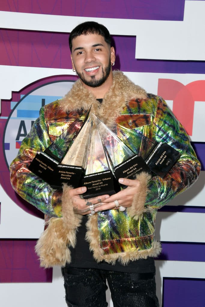 “Te amo, Emmanuel, mi gratitud a ti, tu familia y todo lo que vivimos, crecimos y aprendimos juntos es infinita. RHLM” resaltó la cantante colombiana.
<br>