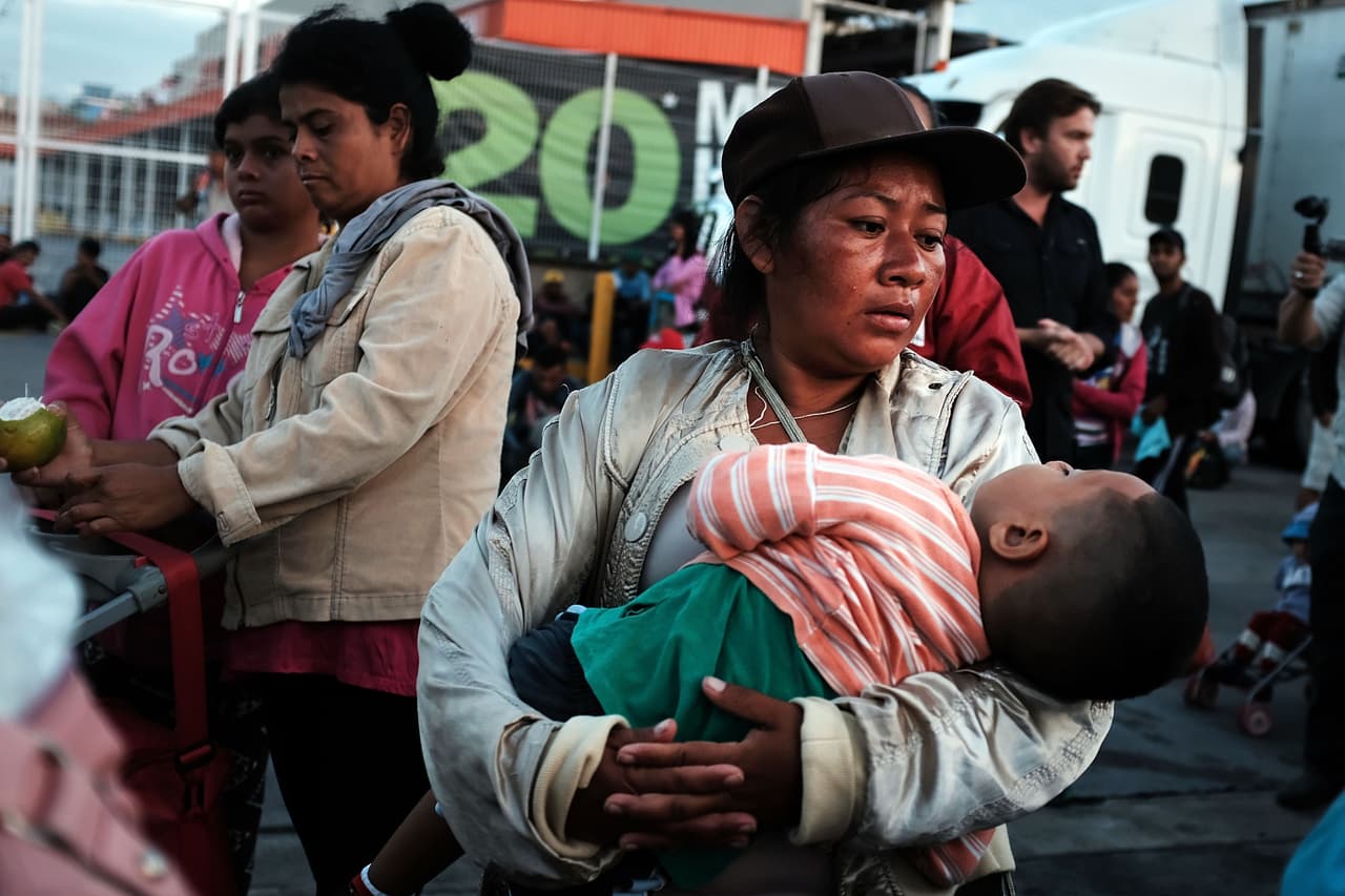 Una mujer carga a su bebé en el céntrico estado de Puebla. (imagen de archivo).