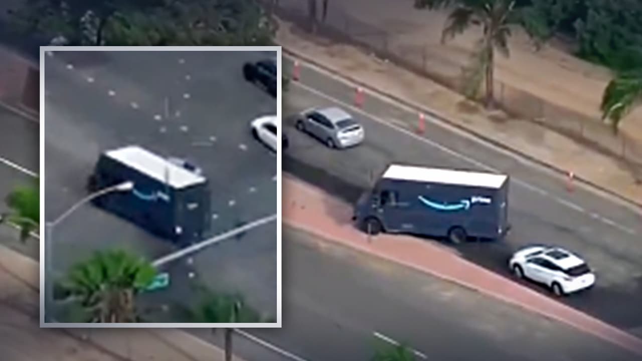 Se roba un camión de Amazon para escapar de la policía en plena autopista