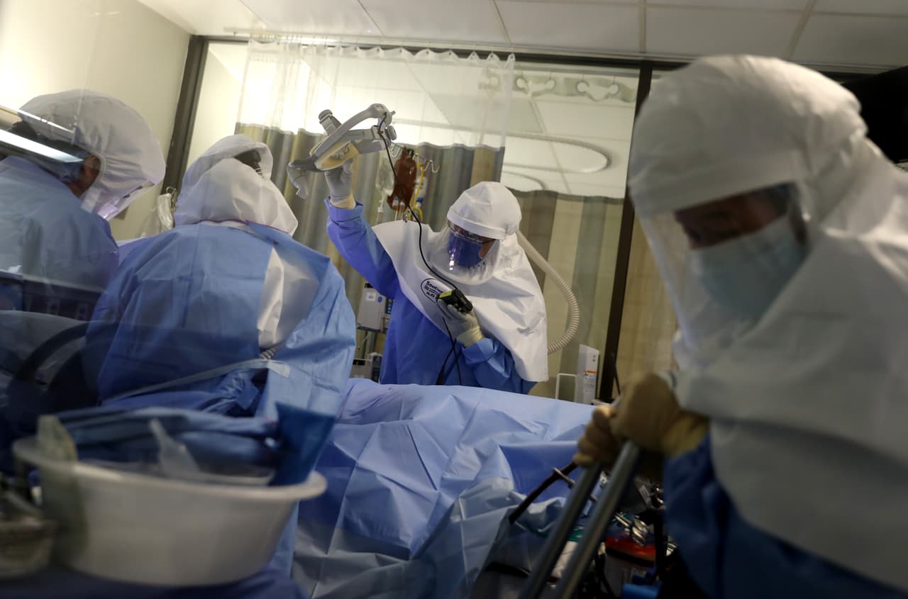 Al menos 3,000 pacientes estaba hospitalizados en el estado y unos 1,050 se encontraban en cuidados intensivo, hasta el viernes 5 de mayo.