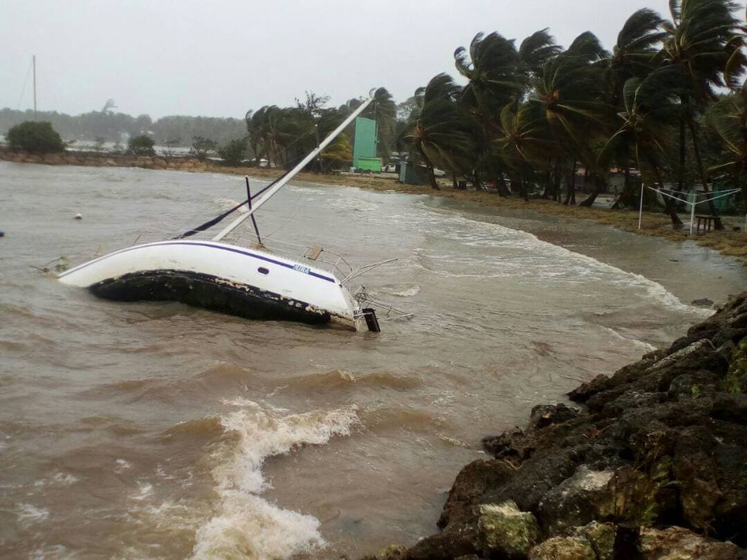 Los estragos del paso de María por la costa de Sainte-Anne, Guadalupe. Luego de que el ojo del huracán pasara sobre Dominica, María avanza por el Caribe como huracán de categoría 5 con vientos sostenidos de 160 millas por hora.