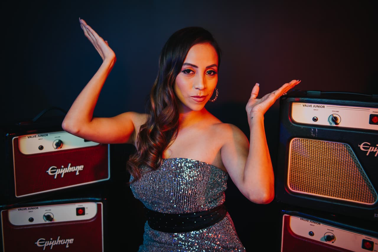 Gladys Ruiz: tiene 31 años, es mexicana pero vive en Brownsville, Texas, y su música favorita para interpretar es la banda.