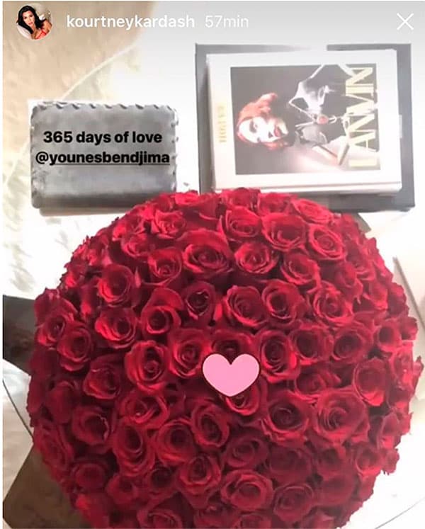 Aunque han sido muy cautelosos al momento de compartir publicamente detalles de su amor, el pasado 25 de mayo la hermana de Kim Kardashian presumió el hermoso 
<i>bouquet </i>de rosas que su novio le regaló por su primer aniversario.