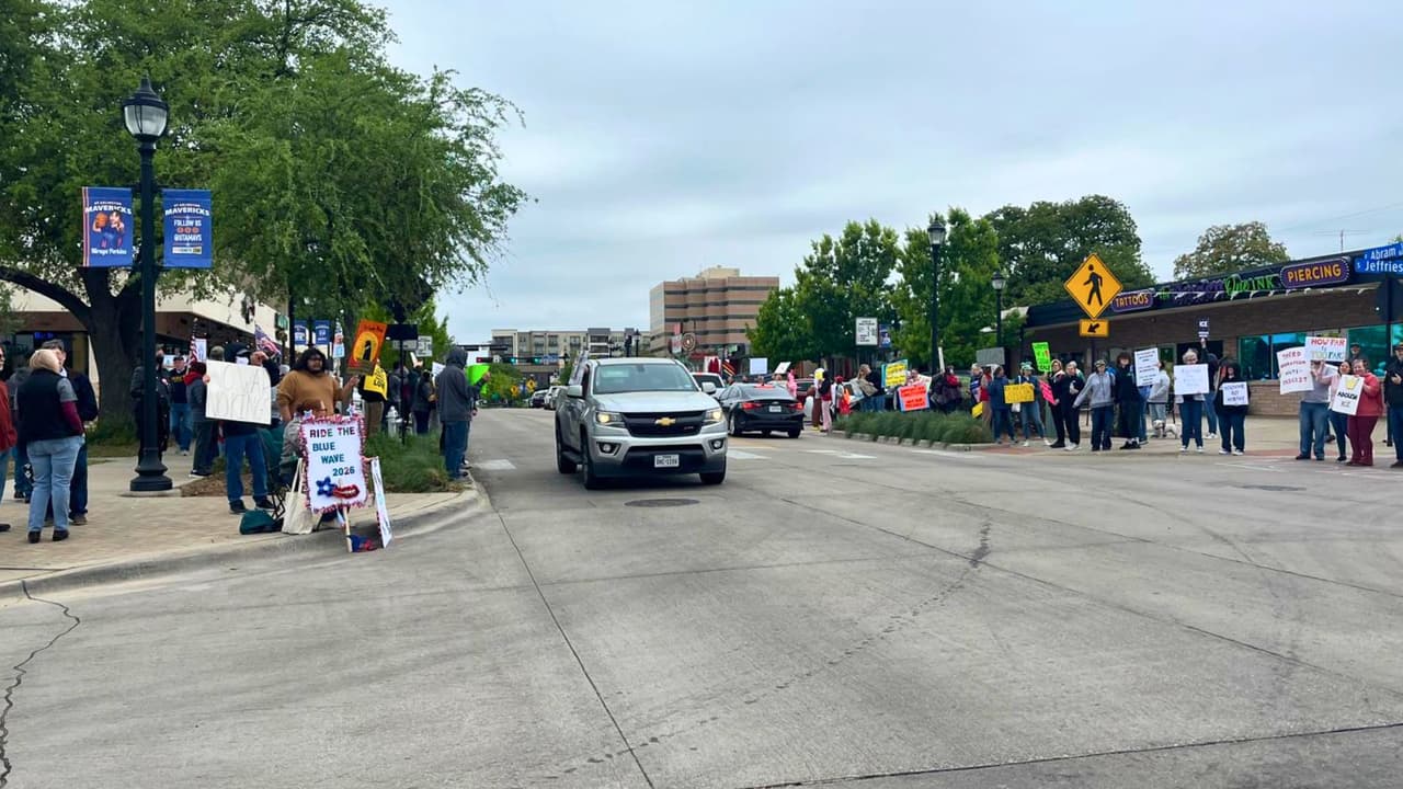 <h3 class="cms-H3-H3">Qué reclaman los manifestantes en las protestas</h3> No Kings El movimiento No Kings 
<b>agrupa varias demandas. </b>
<br>Según sus organizadores, la jornada responde a preocupaciones 
<b>sobre políticas migratorias, derechos civiles, economía y decisiones de política exterior. </b>
<br>También 
<b>hay rechazo a redadas migratorias </b>y a medidas que consideran restrictivas para comunidades vulnerables. 
<br>Los organizadores han insistido en que
<b> las protestas deben mantenerse pacíficas y sin presencia de armas.</b>