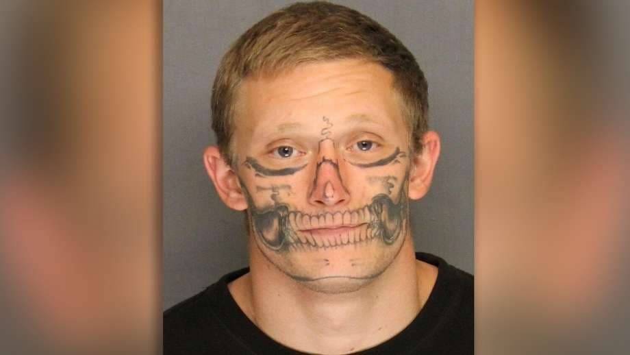 Buscan a un preso con tatuaje de calavera en el rostro que se fugó en California