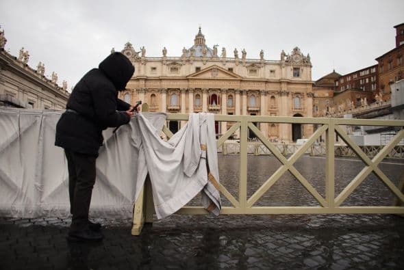 Después, en procesión subirá a la basílica y saldrá a la plaza de san Pedro, donde le será colocado el palio y se le entregará el anillo del Pescador, tras lo cual comenzará la misa.
