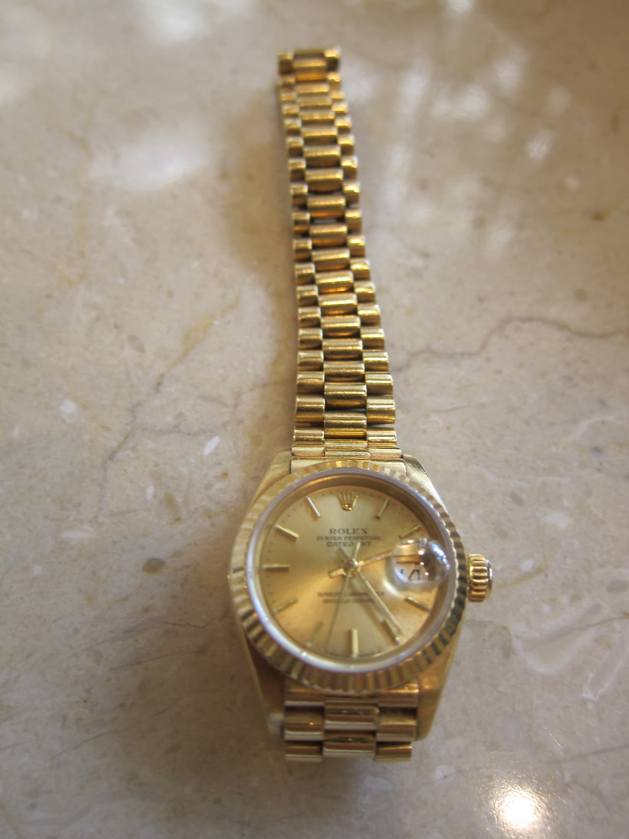 Este reloj marca rolex de oro para dama estaba en una de las cajas fuerte.