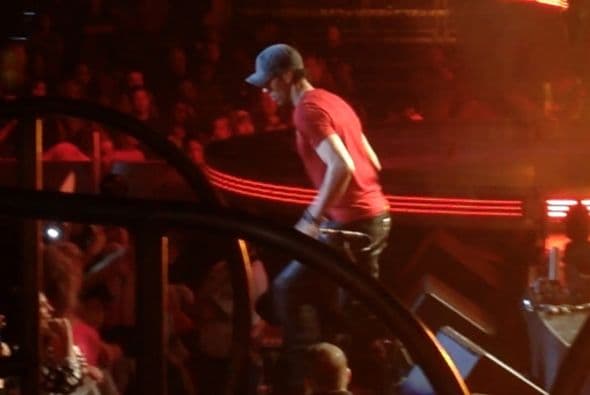 Con el US Airways completamente repleto, Pitbull y Enrique Iglesias hicieron retumbar el centro de Phoenix con un tremendo fiestón que duró más de 3 horas. En el concierto, estaban presentes celebridades como Jessica Cediel del Gordo y La Flaca y William Valdes de Despierta America, entre otros. Durante el show, los fans enloquecieron y corearon los éxitos de ambos artistas. Enrique Iglesias, hasta saltó del escenario para interactuar con su público y tomarse selfies con ellos.