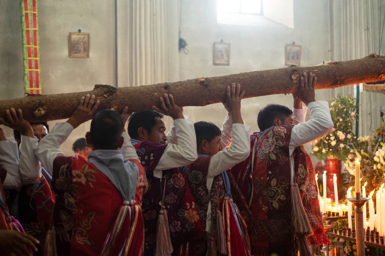Hombres indígenas tzotziles se preparan para participar en una procesión de Semana Santa, en la iglesia San Lorenzo Mártir en Zinacantán, estado de Chiapas, México, el Viernes Santo, 18 de abril de 2025.
<br>
