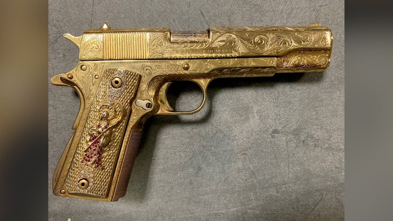 Esta pistola con chapa de oro fue hallada por la Policía de Santa Rosa al investigar al presunto traficante de drogas.