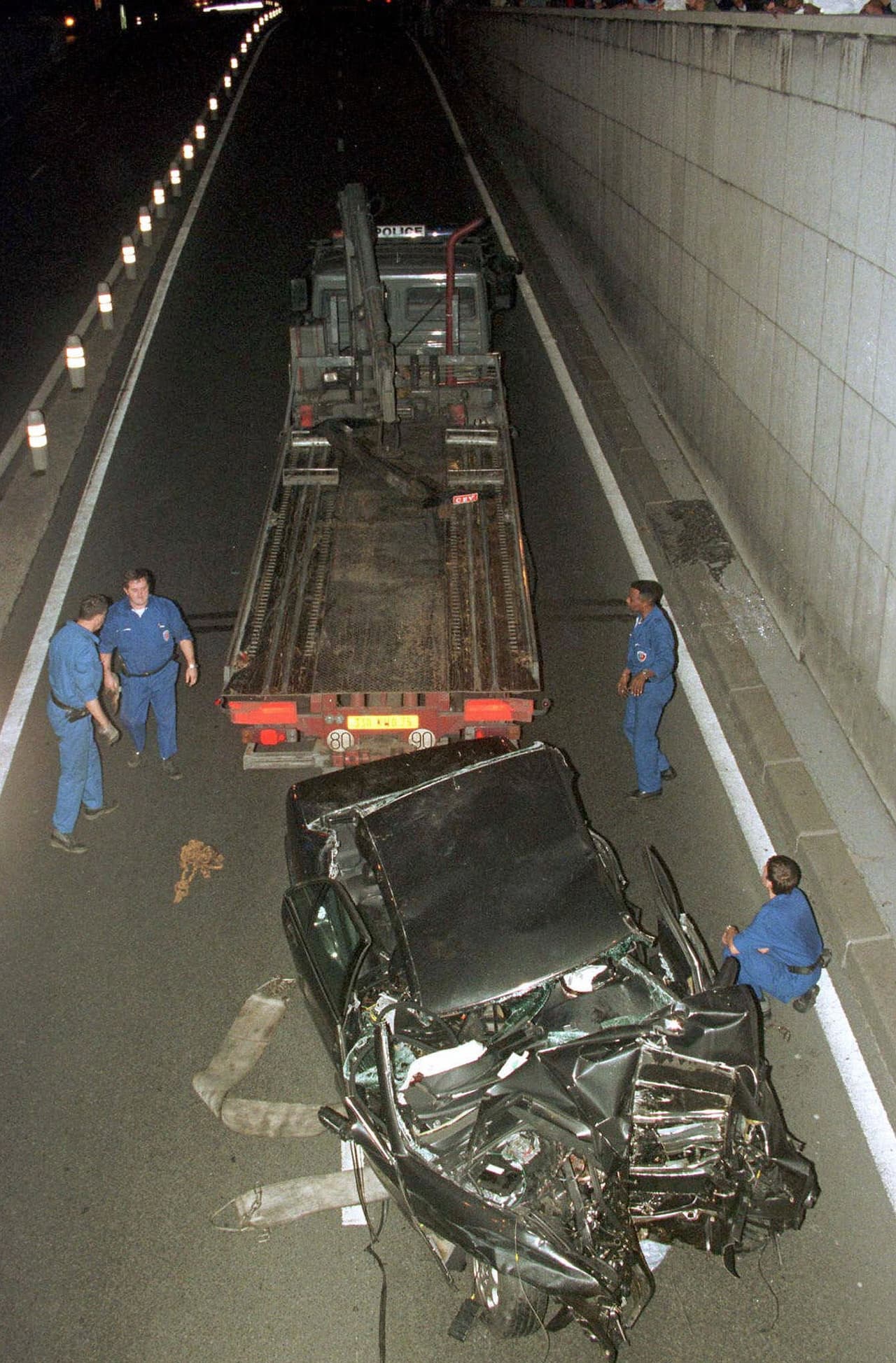 Momento en el que el coche está siendo cargado en un camión para despejar el interior del túnel.
