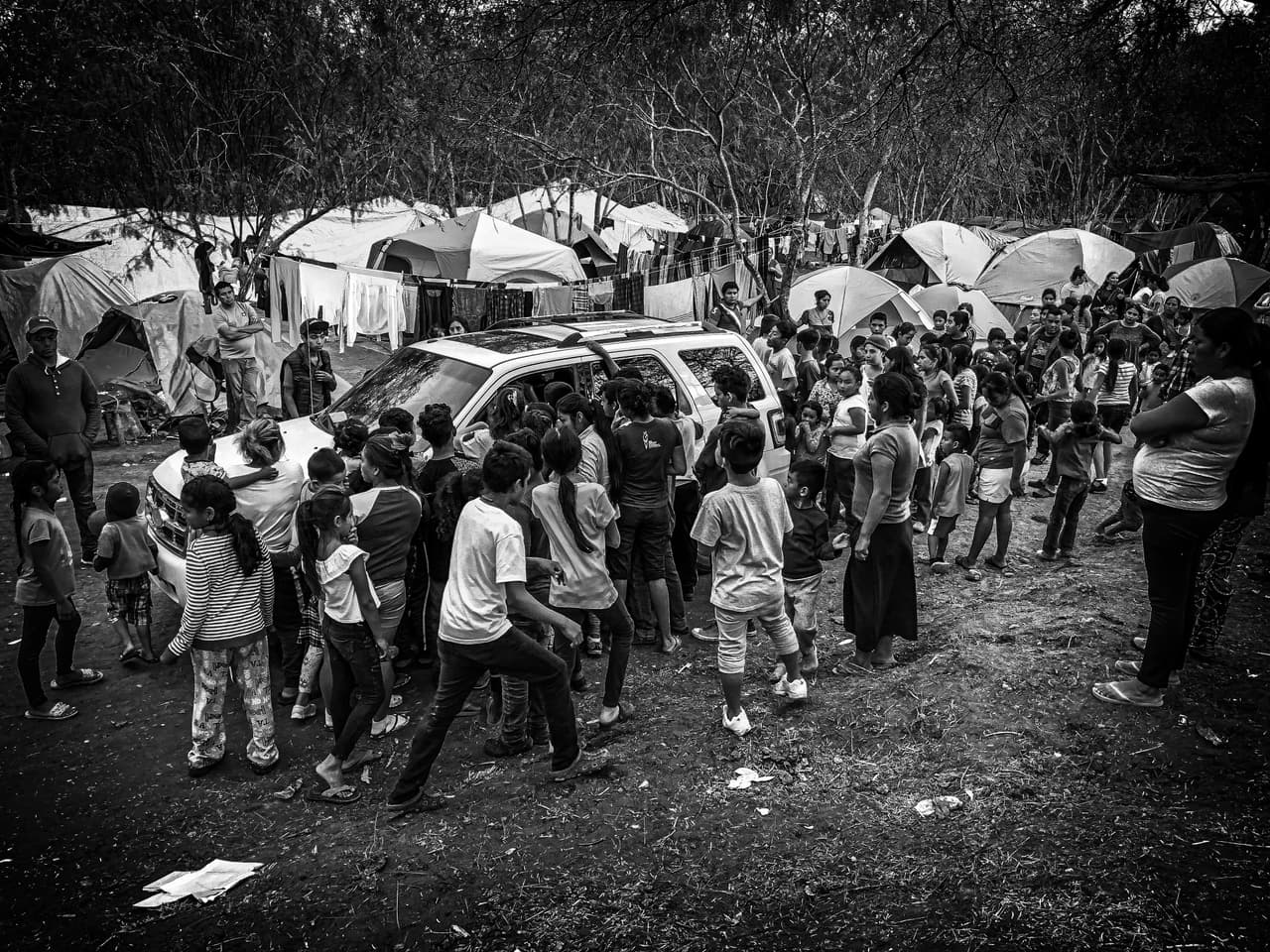 Hace un año la administración de Donald Trump comenzó la aplicación del Protocolo de Protección del Migrante (MPP), que ha regresado a México a unos 60,000 solicitantes de asilo para que esperenen ese país durante meses la resolución de sus casos. Muchos de ellos se ven obligados a permanecer en condiciones precarias en campamentos como este de Matamoros, Tamaulipas, muy cerca de Brownsville, Texas.