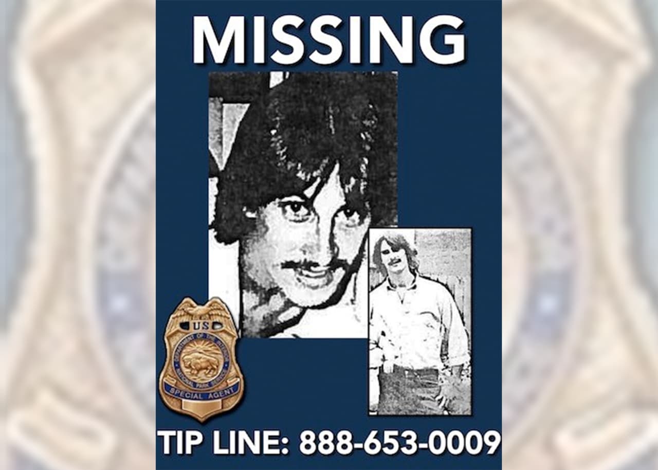 <b>Timothy Barnes desapareció el 5 de julio de 1988, cuando tenía 25 años.</b>
<br>Mide 6'03" de altura, pesa 180 libras, y vestía una camiseta blanca con un círculo rojo, pantalones grises, zapatillas de tenis blancas gastadas y una mochila amarilla.
<br>
<br>
<b>Lo que se sabe:</b> Fue visto por última vez caminando hacia el norte desde el sendero Murphy Creek en el lago Tenaya a las 9:00 am del 5 de julio de 1988. Estaba comenzando una caminata de un día a Poly Domes.