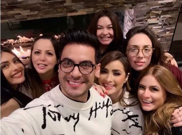 Aunque para los fans de la parejita el mejor detalle fue que tanto Rivera como Rodríguez portaron el mismo diseño de suéter. En lugar de escoger un diseño relacionado con la Navidad, ellos optaron por usar uno más elegante de la marca Tommy Hilfiger.