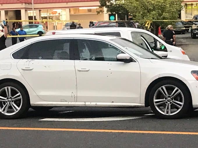 1 muerto y un herido durante tiroteo en plaza comercial del Compare Foods en Durham 