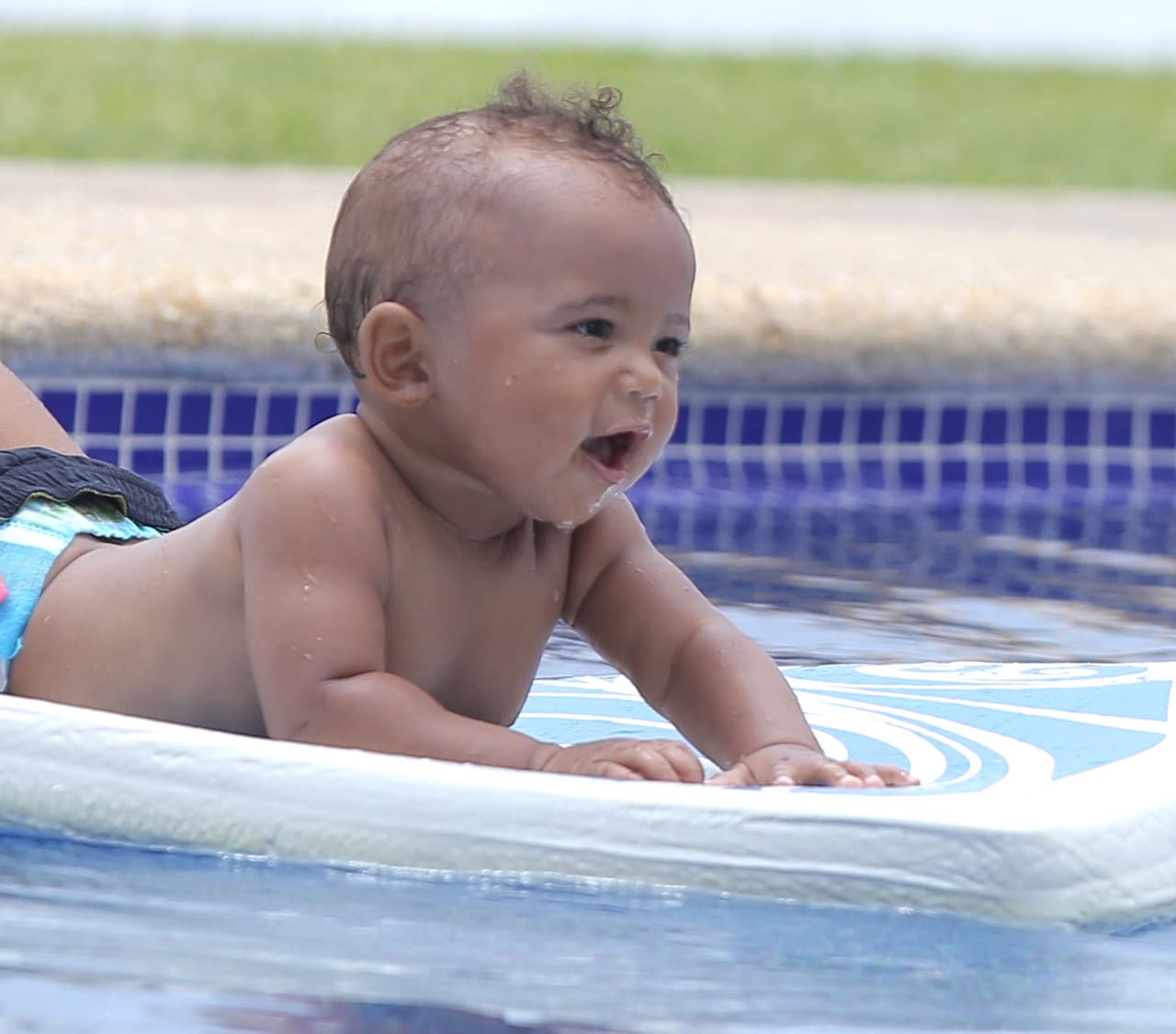 Y aquí está el adorable Saint West, muy risueño.