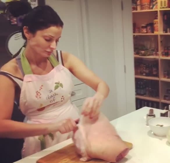 También nos enseñó cómo preparaba su pavo a lo boricua.