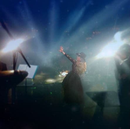 "Una regla era no tener compañero o no tener hijos. Hasta a mí me llegaron a decir: 'si tienes hijos, te va a cambiar la voz. Ya no vas a cantar igual y aparte te vas a hacer más sensible, vas a llorar y vas a querer estar en tu casa con tus hijos', y la verdad, sí me daba miedo", confesó la intérprete de 'El príncipe'.