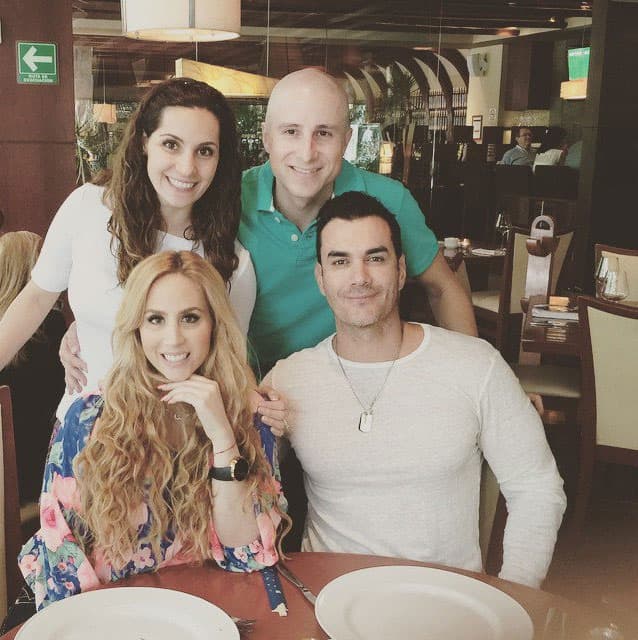 Amigos y familiares de la pareja siempre los han apoyado.