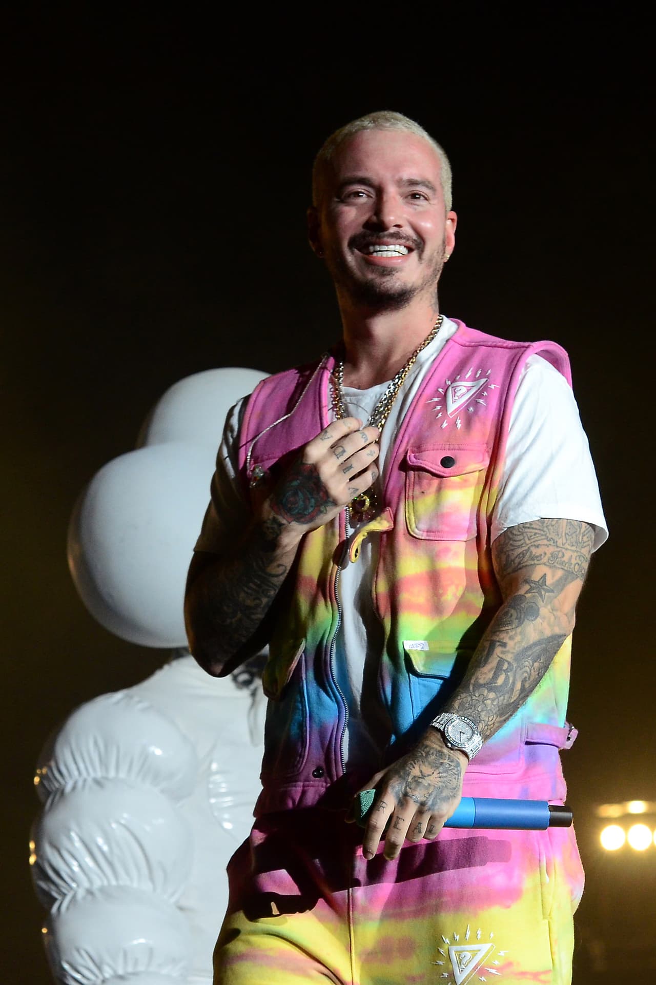 Por esas razones es que J Balvin es considerado una figura sobresaliente de la música latina y el género reggaetón por todo el mundo y este 2020 está nominado en nueve categorías de Premio Lo Nuestro y será reconocido como 'Icono Mundial' por sus logros y alcances.