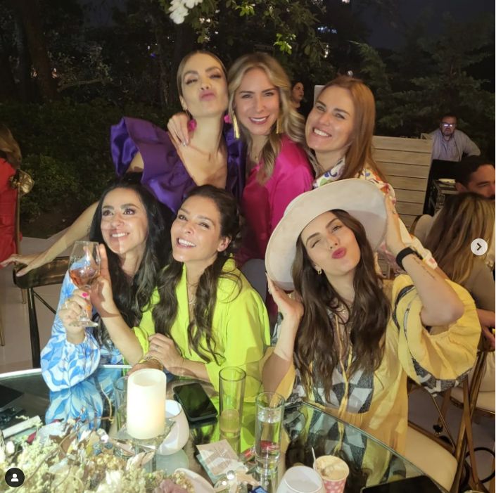 Aunque Florencia lleva
<b>más de 4 años retirada temporalmente de las telenovelas</b> sigue conservando amistades del mundo del espectáculo. En el bautizo de María se le vio junto a varias famosas que la han acompañado en este y otros eventos familiares, entre ellas
<b>Claudia Álvarez y Grettell Valdez</b>.