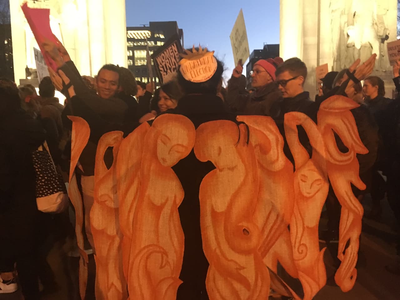 "El mundo entero se derrumbaría sin mujeres", expresó una de las oradoras desde el podio bajo el icónico arco del Washington Square Park.