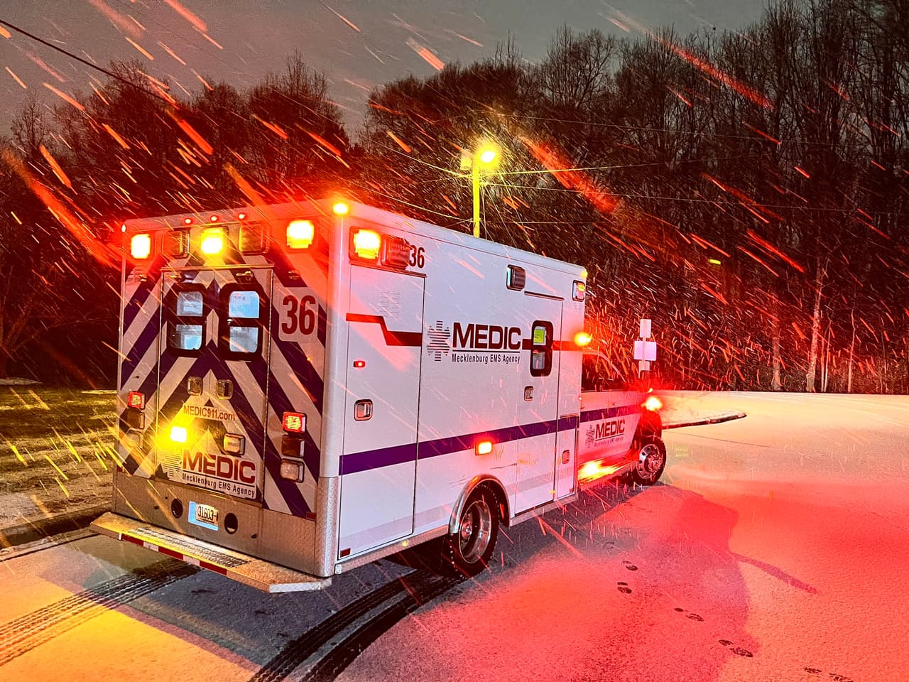 Los Servicios de Emergencias Médicas de Mecklenburg se unieron al llamado de quedarse en casa para facilitar sus labores de respuesta.