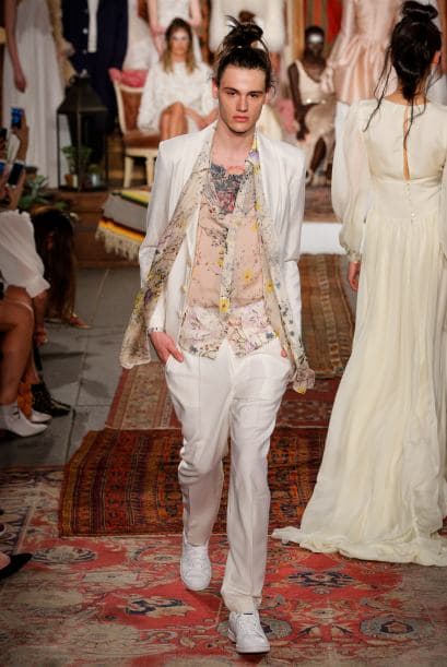 Para un evento diurno, más casual, un saco ‘beige’ podría funcionar. Si es hermano de alguno de los novios, lo ideal es comprar o rentar un ‘smoking’.