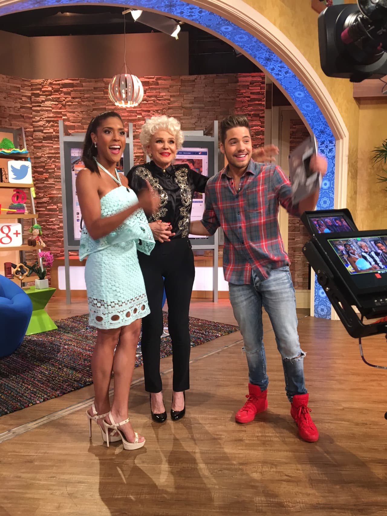 En los comerciales cachamos a Francisca y William muy platicadores con Charytín.