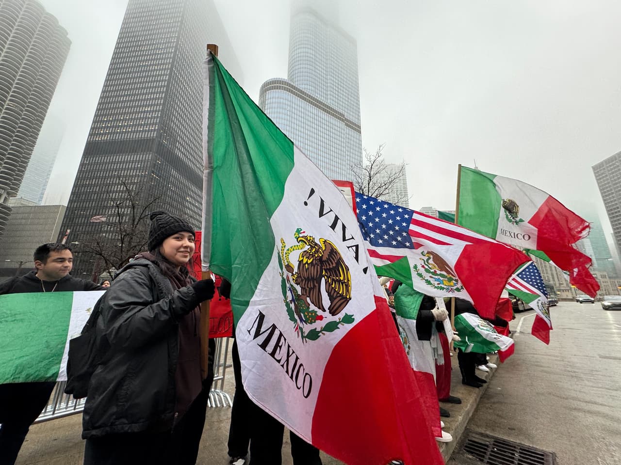El grupo estuvo durante la tarde del lunes 3 de febrero, ondeando banderas y pidiendo que la administración de Trump cese con las medidas migratorias.