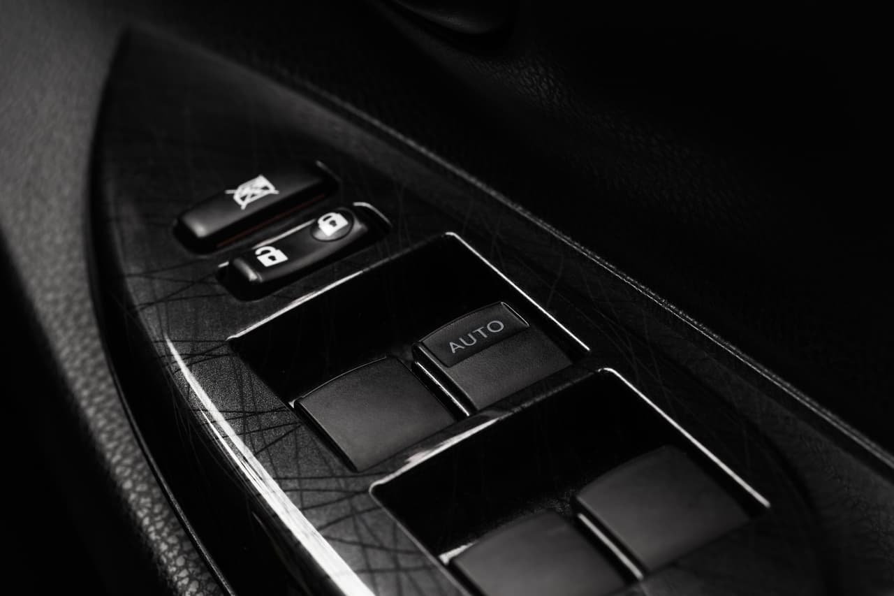 <h3 class="cms-h3-H3"><b>Apertura de seguros automáticos: </b></h3>
<br>Ubica el botón que controla los seguros del auto. Si está ubicado en los paneles de las puertas, entonces puedes seguir adelante. Si tu auto tiene el interruptor de apertura en la consola central, entonces tendrás que elegir entre cualquiera de las primeras soluciones que aquí te hemos mencionado. El proceso es exactamente el mismo que con seguros manuales, solo que en lugar de jalar el seguro, tendrás que ejercer presión sobre el botón correspondiente para abrir las puertas.