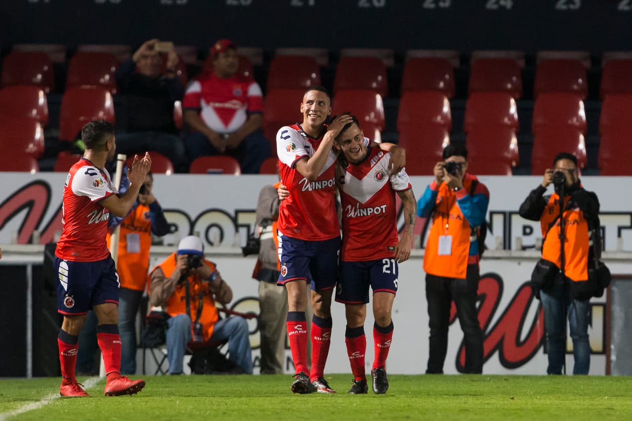 Diego Chávez adelantó a los Tiburones al minuto 31 empujando un balón que quedó suelto en el área chica rival.