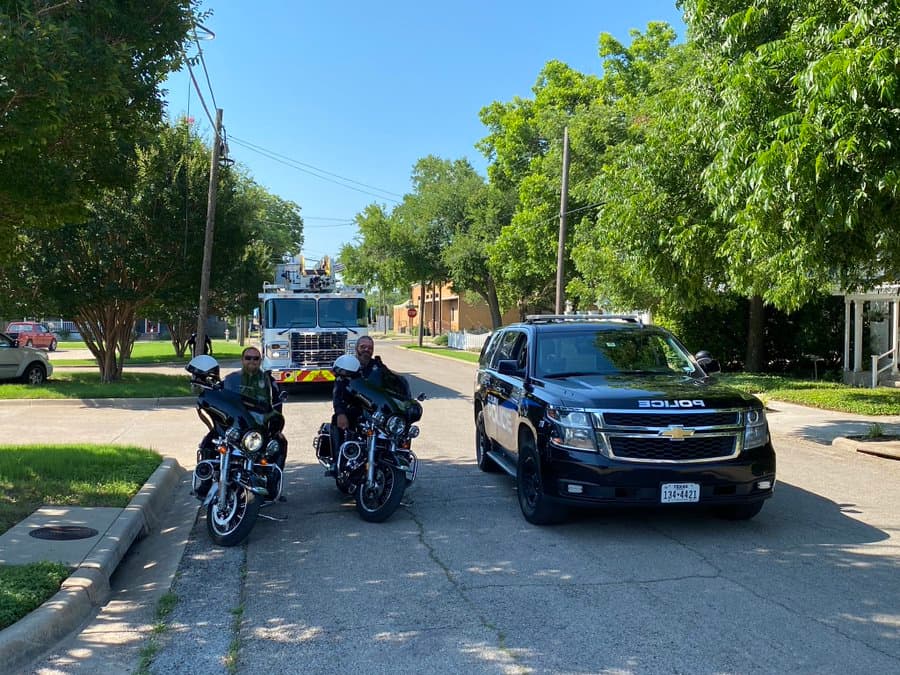 El departamento de policía de Cleburne organizó un desfile. Oficiales compartieron esta imagen mientras estaban esperando que el comienzo de la celebración.