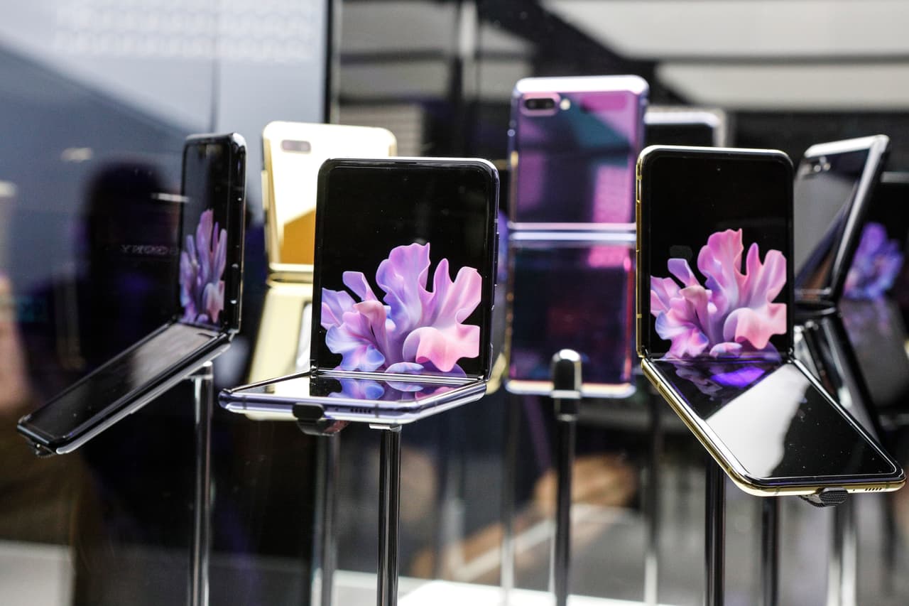 Los diferentes modelos del Galaxy Z Flip expuestos al público de la feria Unpacked 2020. Motorola también ha entrado a la competencia de los celulares de pantalla plegable con su nuevo Razr, a un precio de 1,500 dólares.
<br>