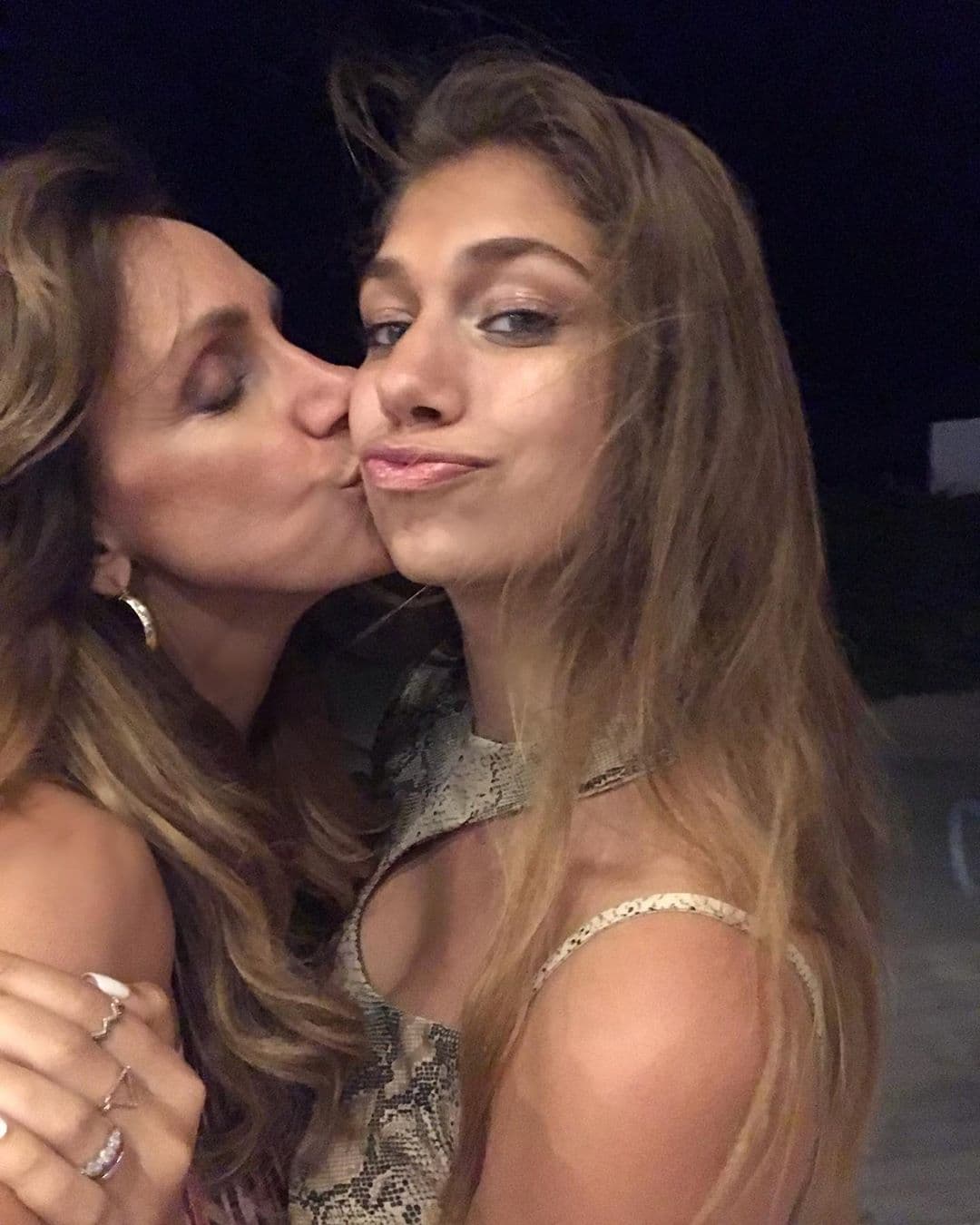 "¡Disfrutando a mi chiquitica! Que ya es más alta que yo, pero para nosotros nuestros hijos siempre serán nuestros bebés", escribió al pie de esta imagen.