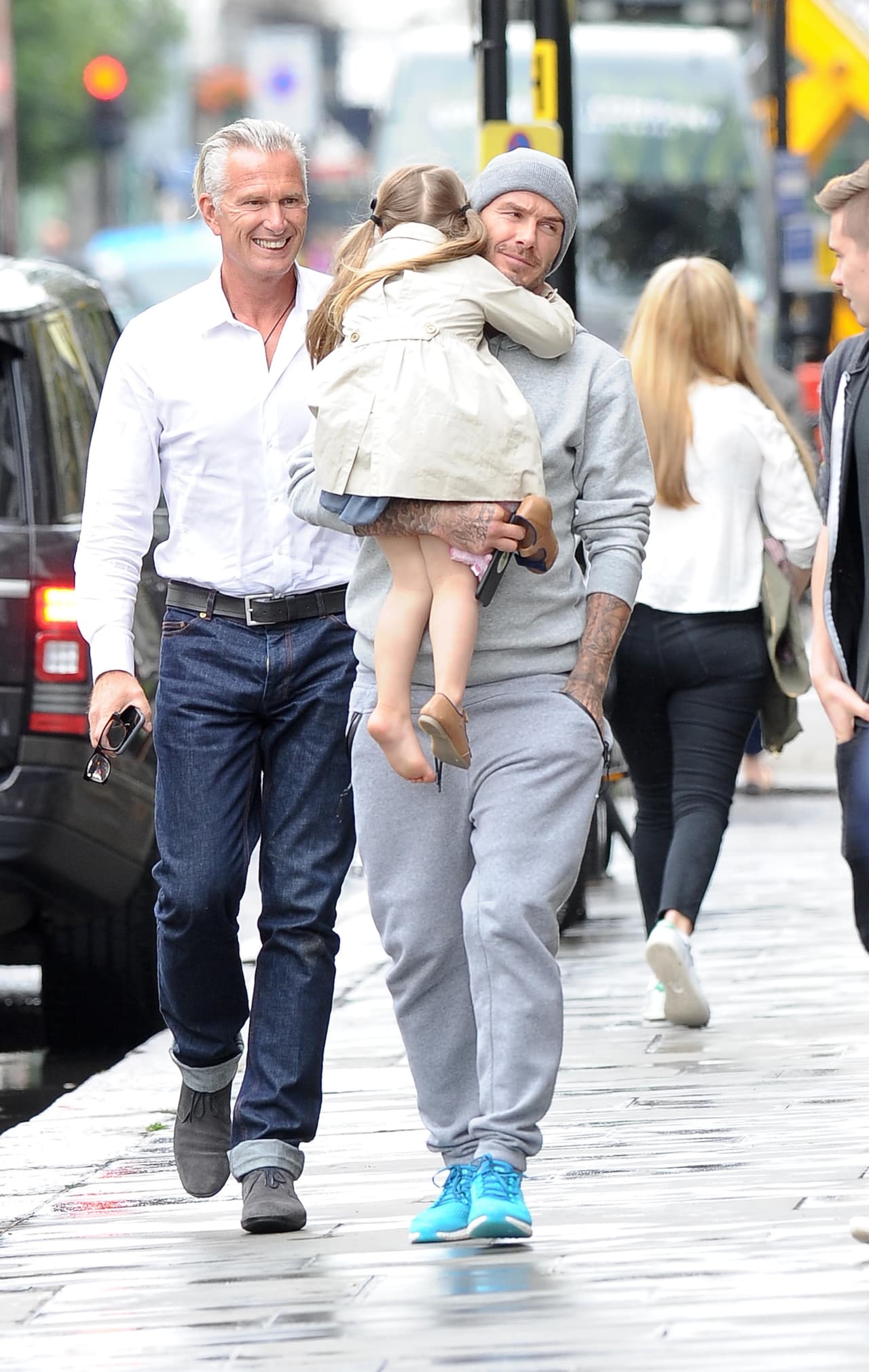 Harper sin perder el estilo con su linda gabardina.