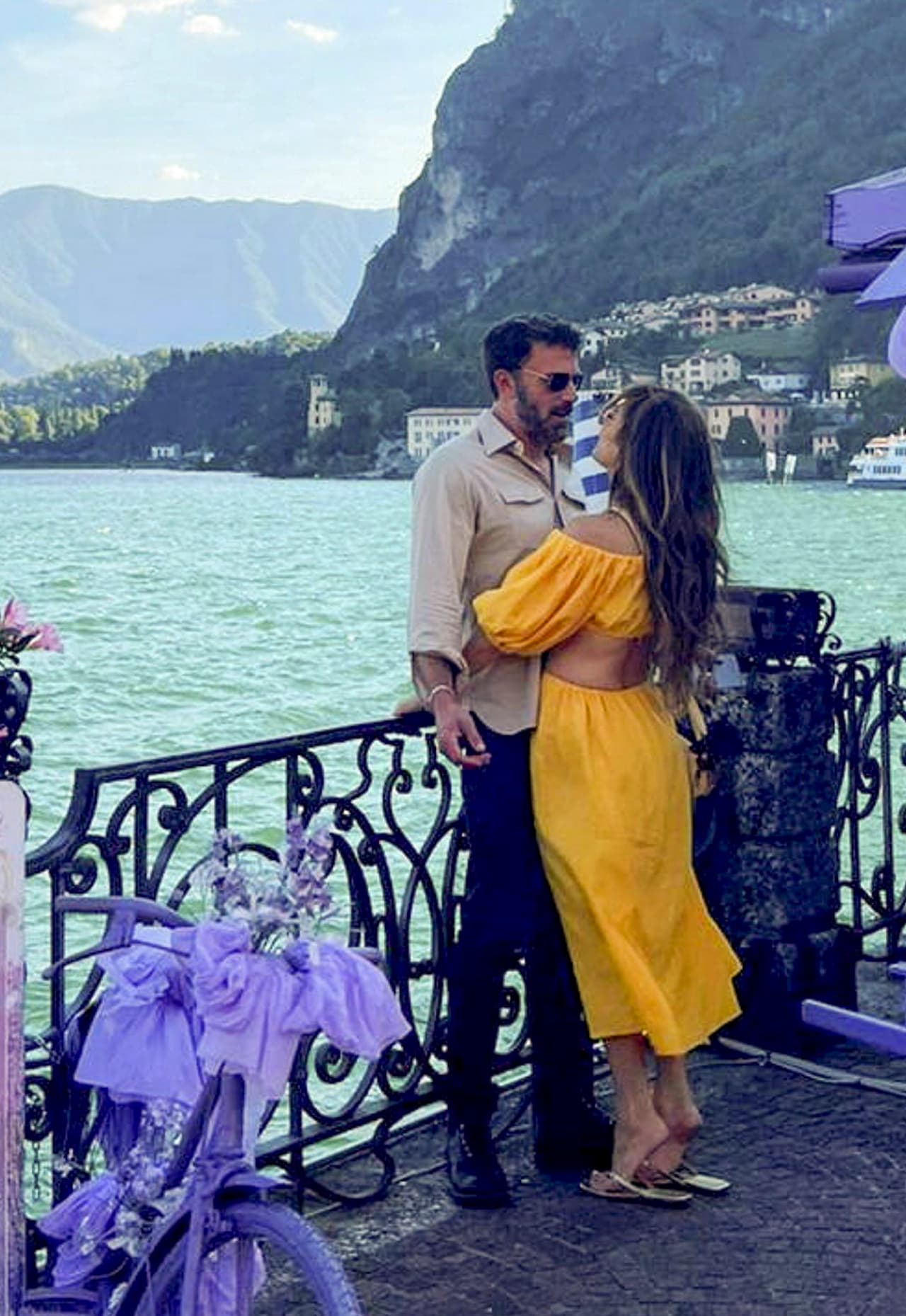 De acuerdo con Page Six, Jennifer complementó su ‘outfit’ con unas chanclas color dorado de Havianas y un bolso de rafia Valentino.
<br>