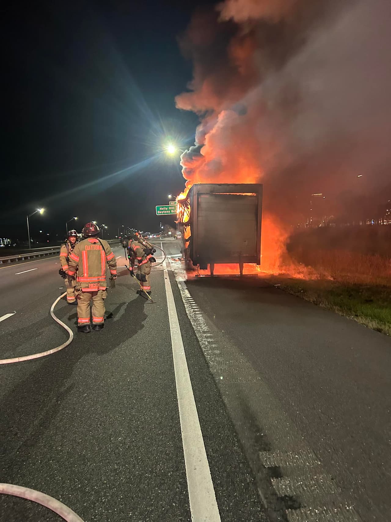 <b>Tres vehículos de emergencia</b> se presentaron en la autopista de
<b><a href="https://www.univision.com/temas/florida">Florida</a></b> para apagar un
<b> camión de carga en llamas.</b>