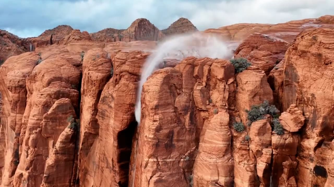 Sorprendente fenómeno de la naturaleza: una cascada invertida al suroeste de Utah