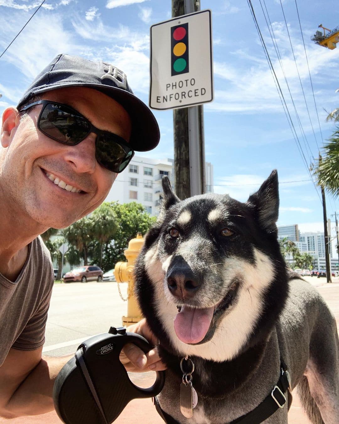 Carlos Calderón también tiene la fortuna de disfrutar el amor canino. Mía es su compañera fiel.