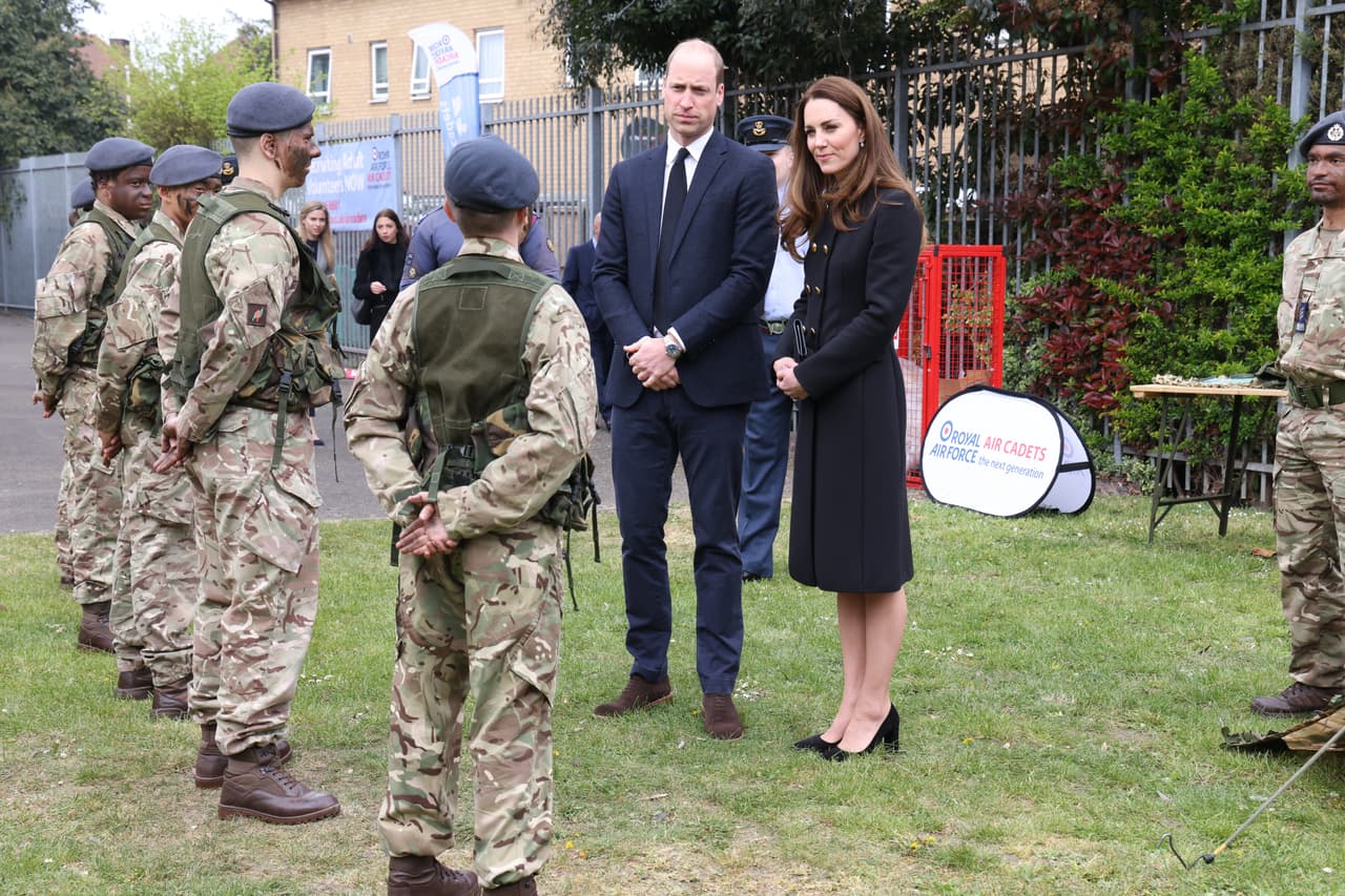 William y Kate se trasladaron a East Ham, Londres, para visitar a los cadetes aéreos del escuadrón de la real Fuerza Aérea Británica.