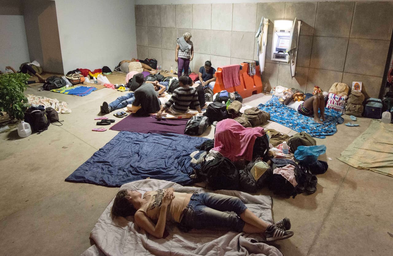 Cubanos varados en la oficina de Migración de Peñas Blancas, Guanacaste.