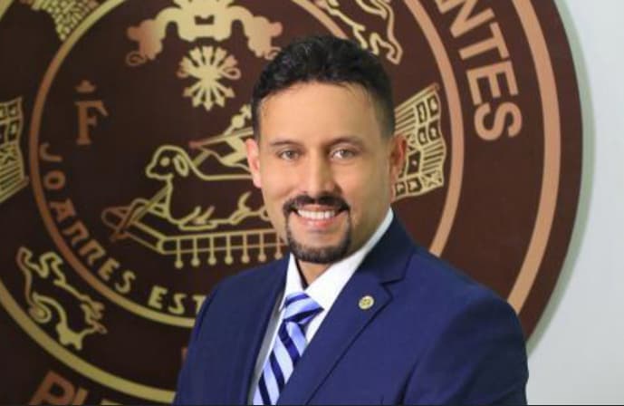 Puerto Rico: Legislador acusado de deber dinero por implante de cabellos asegura que se sabrá la verdad cuando tenga su día en corte