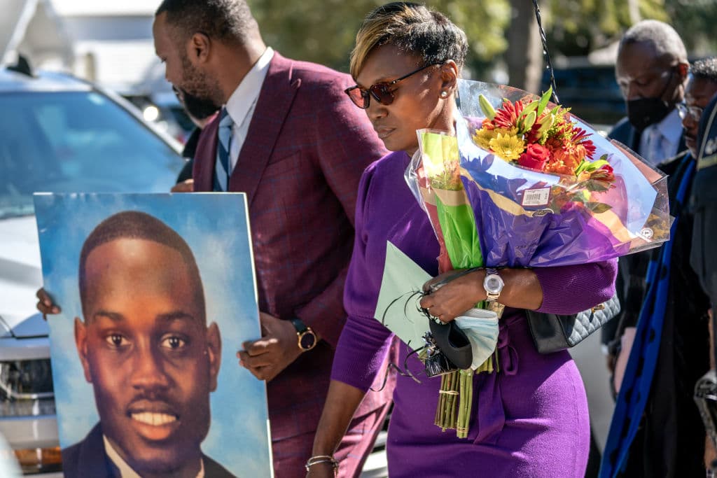 Condenan a cadena perpetua a los tres hombres que asesinaron al joven negro Ahmaud Arbery 