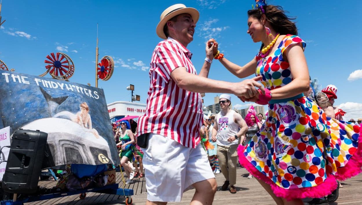 Neptunos y criaturas marinas inundan Coney Island: el Desfile de Sirenas 2026 celebra la rareza y la creatividad
