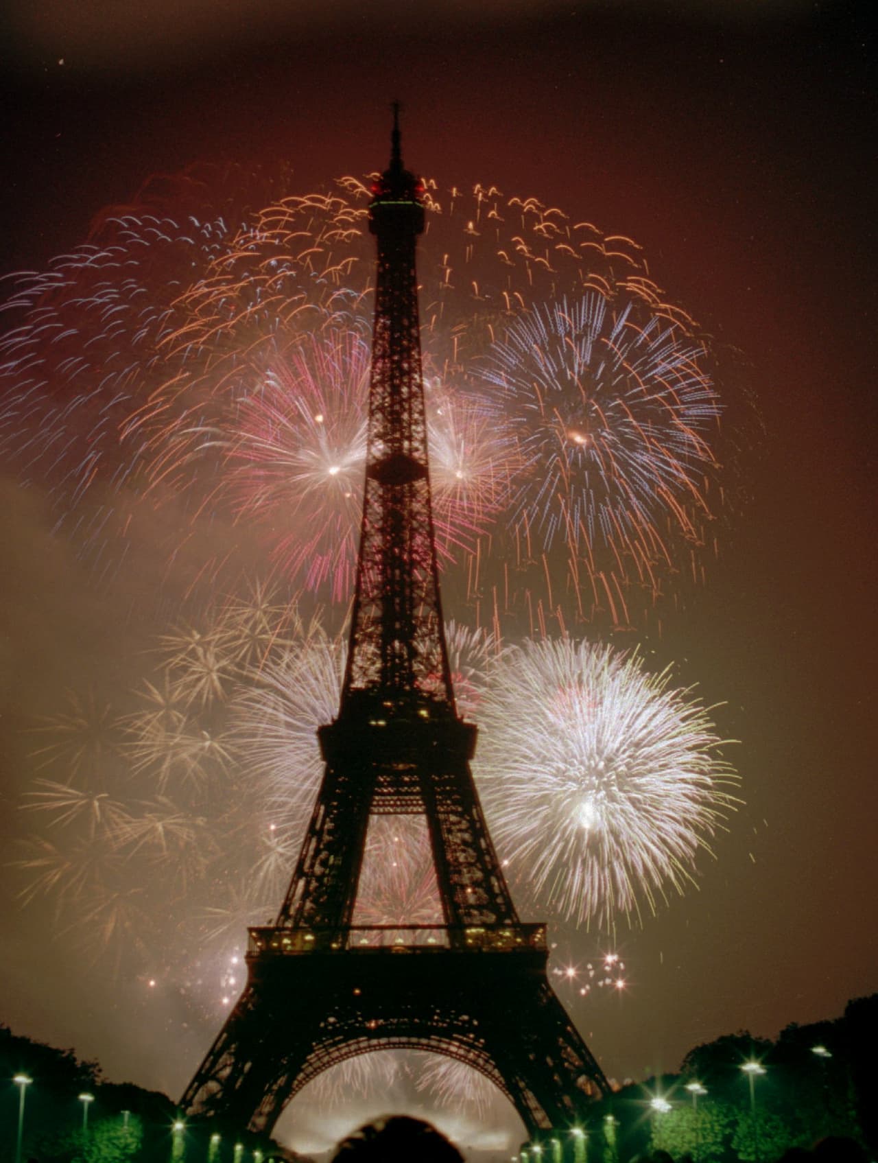 Las celebraciones del Día de la Bastilla, la fiesta nacional más celebrada de Francia, siempre se llevan a cabo en los Champs de Mars, desde donde se lanza una enorme fiesta de fuegos artificiales. En esta imagen, la celebración del Día de la Bastilla, el 14 de julio de 1994.