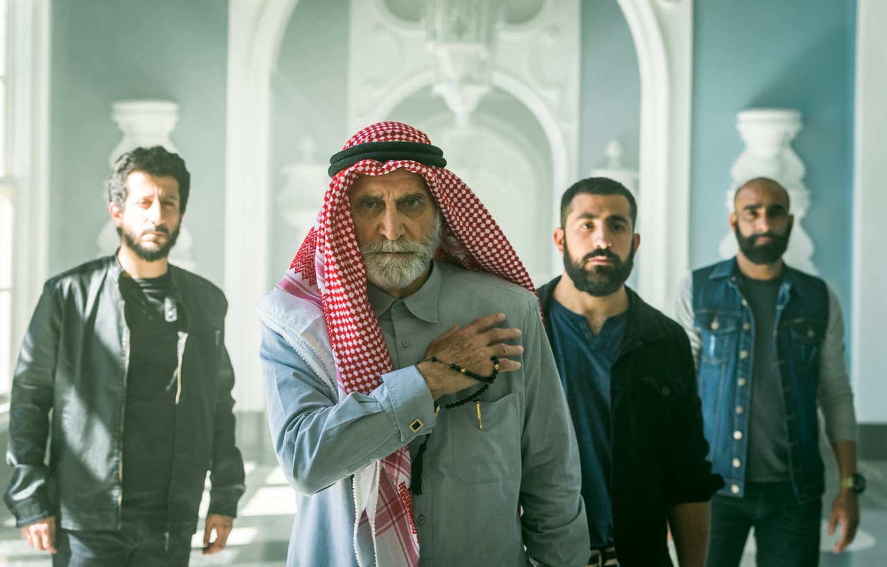 Sin embargo, el malvado jeque recibirá otro agrio revés cuando el hombre que envió por su prometida se enamore de ella y se olvide de su propio compromiso.