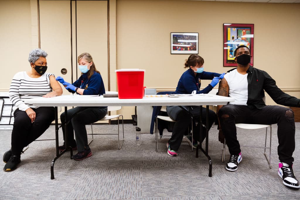 <b>Kentucky | </b>Este estado permitira la administración de
<b> </b>las vacunas para 
<b>los mayores de 40 años a partir del 29 de marzo</b>. El gobernador Andy Beshear informó que el uso obligatorio de la mascarilla se mantendrá durante al menos otros 30 días. En la imagen, dos líderes de comunidades negras de Louisville reciben la dosis de Moderna.